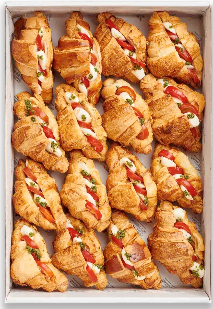 Круассаны с моцареллой и томатами