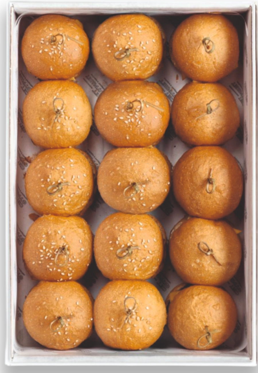 Мини-бургеры с куриной и говяжьей котлетой Мини-бургеры с куриной и говяжьей котлетой